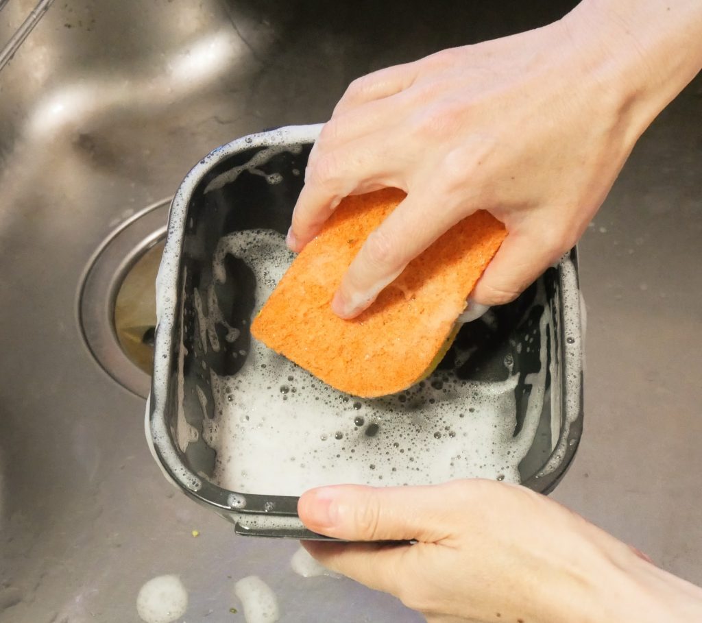 グルラボプラスをスポンジで洗う様子