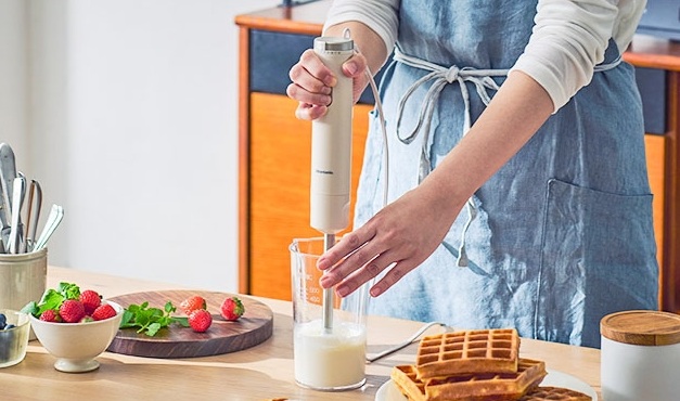 ビタントニオのハンドブレンダーで攪拌する様子