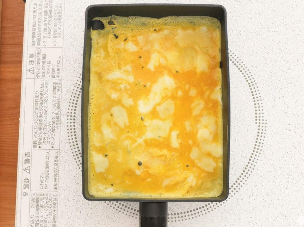エッグパンに卵液を流す様子