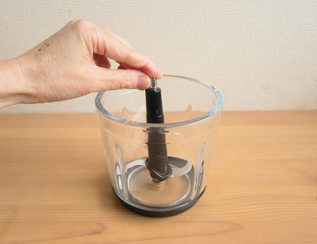 容器にブレードを取り付ける様子