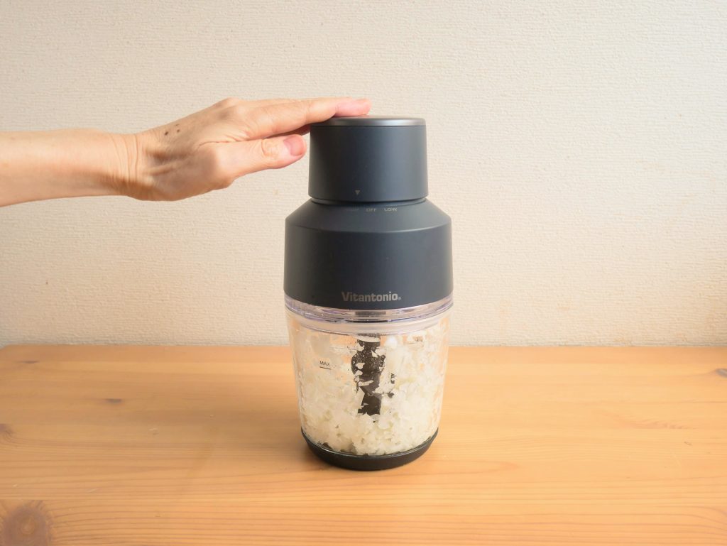 フードプロセッサーを押さえて攪拌する様子