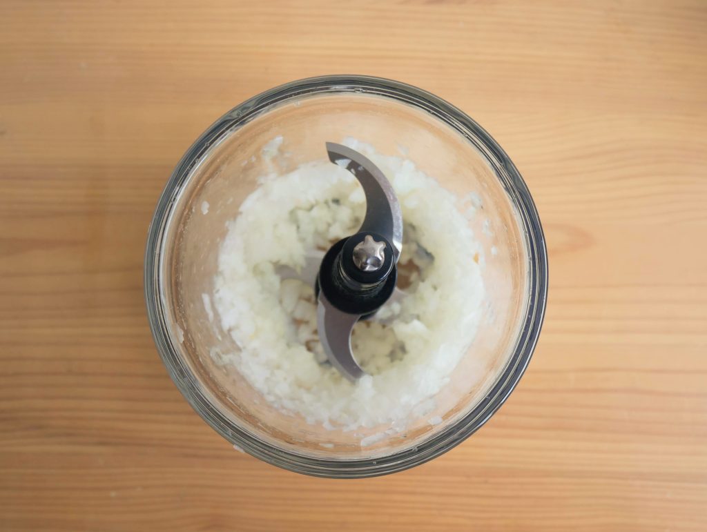 フードプロセッサーでみじん切りにした玉ねぎ