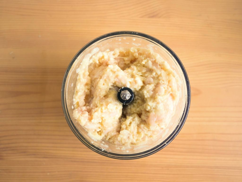 フードプロセッサーで肉ダネを混ぜる様子