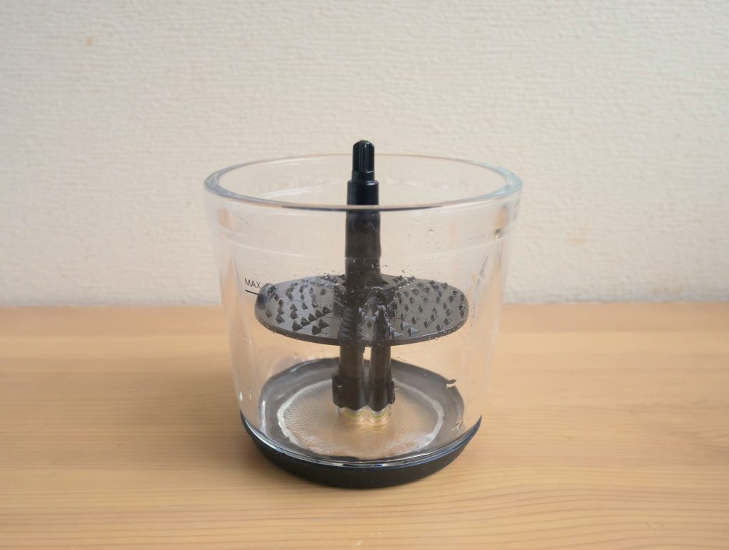 おろしアタッチメントを容器にセットする様子