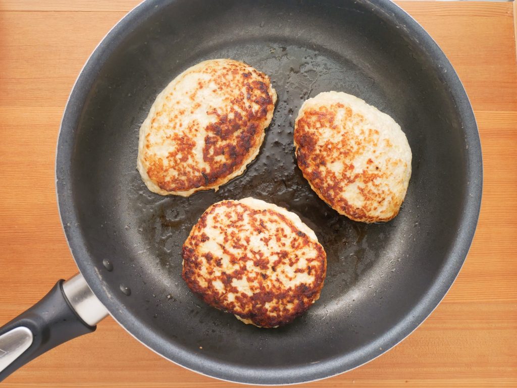 フライパンで和風ハンバーグを焼く様子