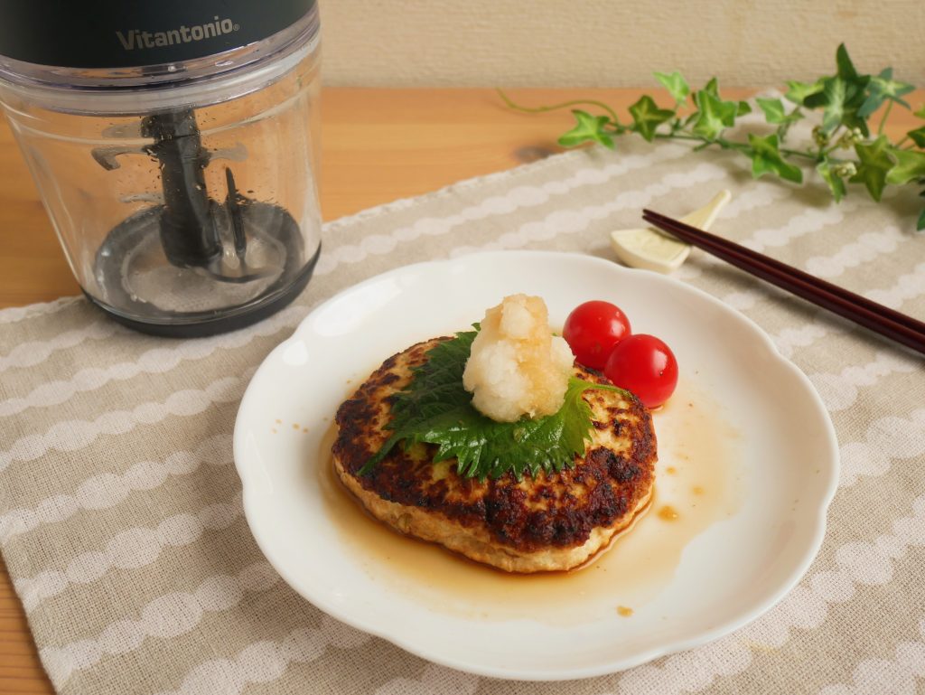 白い皿に盛られた和風ハンバーグとフードプロセッサーVCR-50