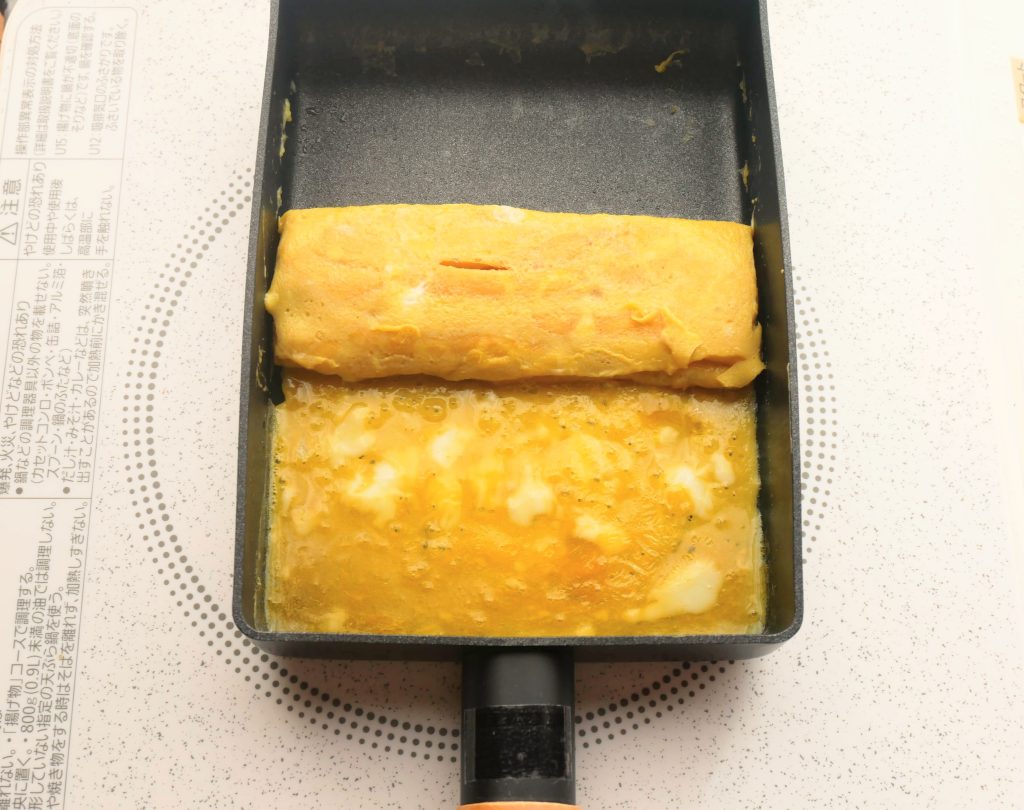 玉子焼きを巻く様子