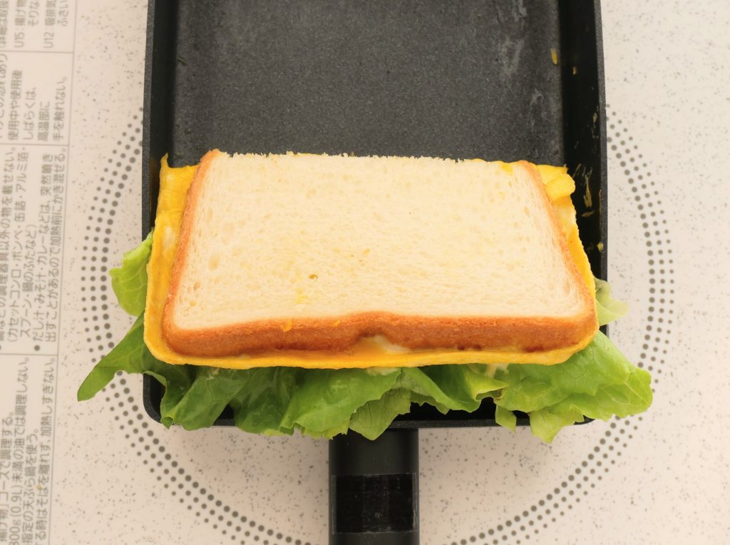 上側のパンで下側のパンをサンドする様子