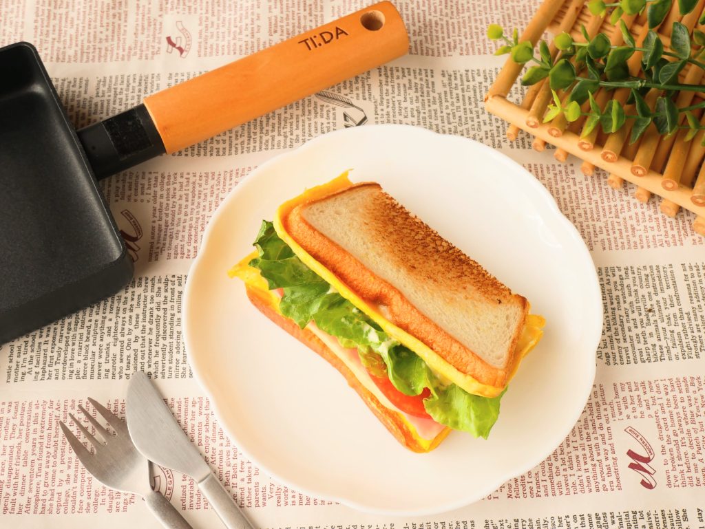 白い皿に盛られたBLT＋卵ホットサンドとエッグパン