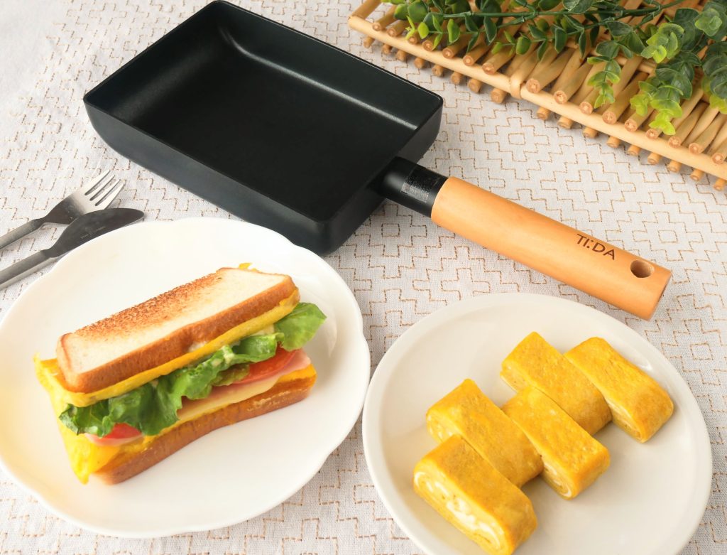 ティーダのエッグパンと、白い皿に盛られたBLT＆玉子ホットサンド、玉子焼き