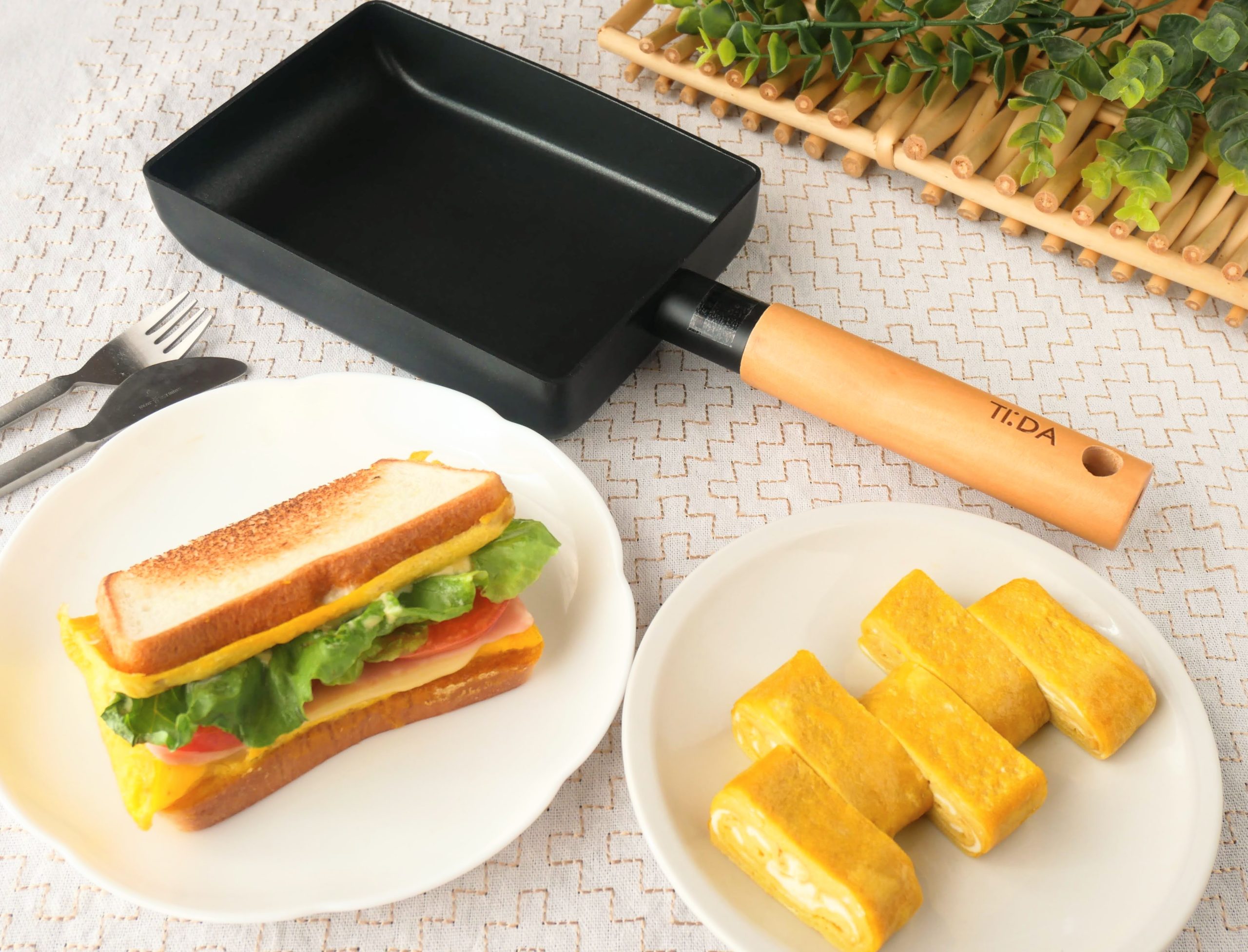 ティーダのエッグパンと、白い皿に盛られたBLT＆玉子ホットサンド、玉子焼き