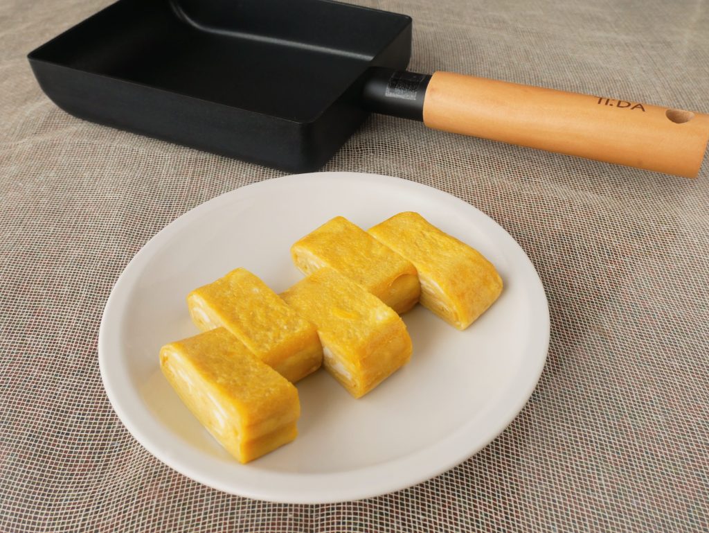 白い皿に盛られた卵焼きとエッグパン