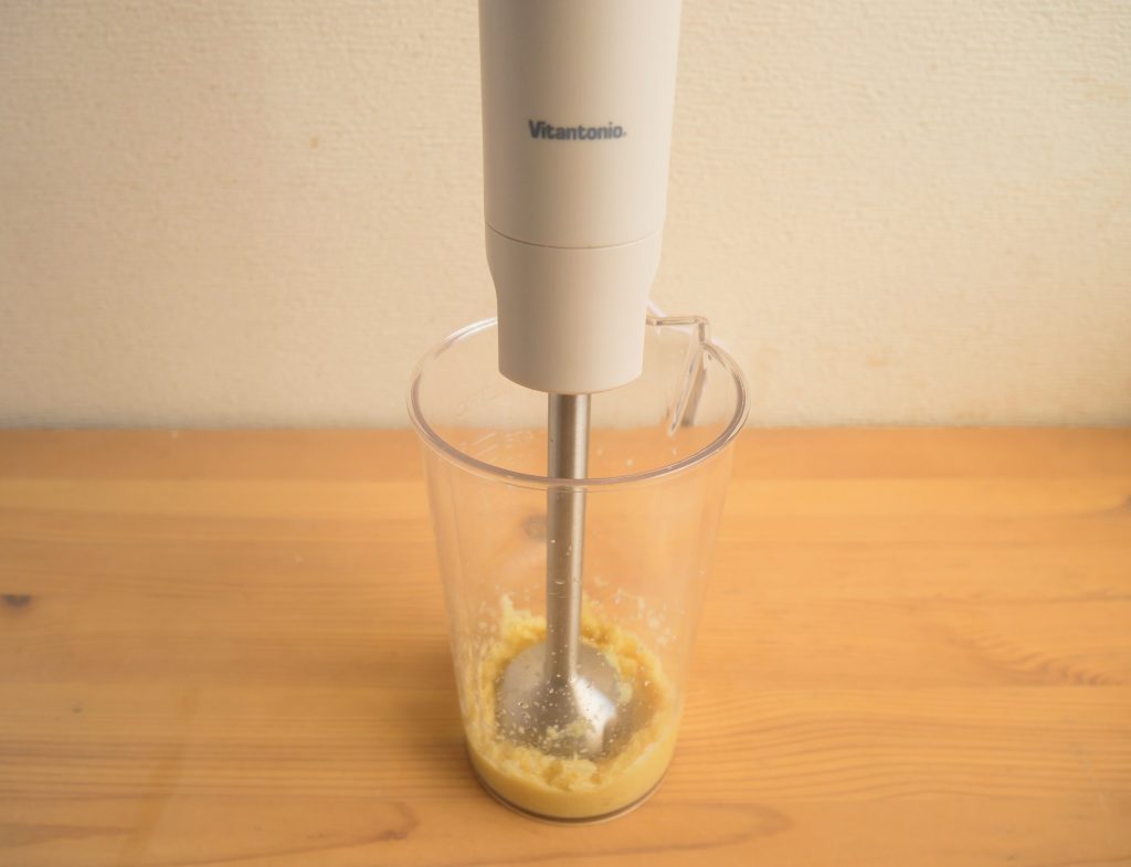 しょうがを付属のカップに入れて、ブレードで攪拌する様子