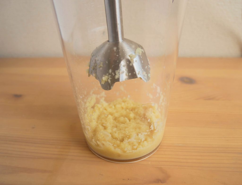 しょうがをブレードで攪拌した様子