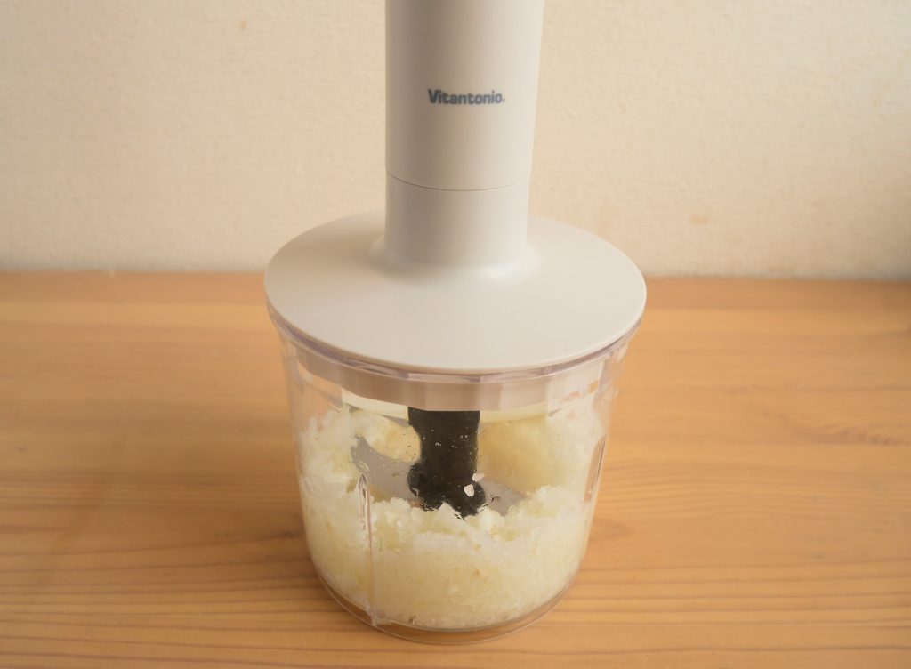 玉ねぎをチョッパーで細かくする様子