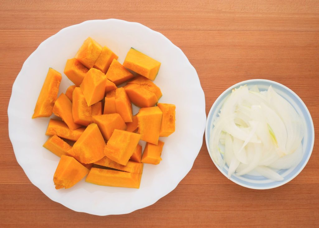 下ごしらえしたかぼちゃと玉ねぎ