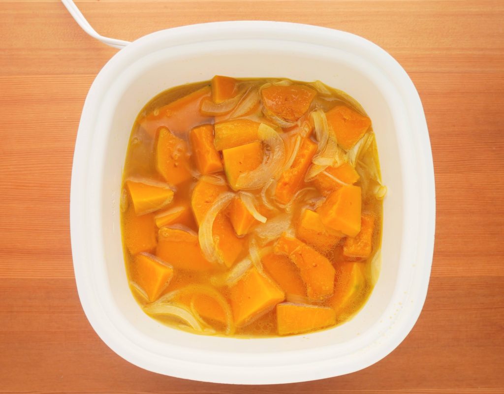 かぼちゃと玉ねぎを炒めて煮る様子