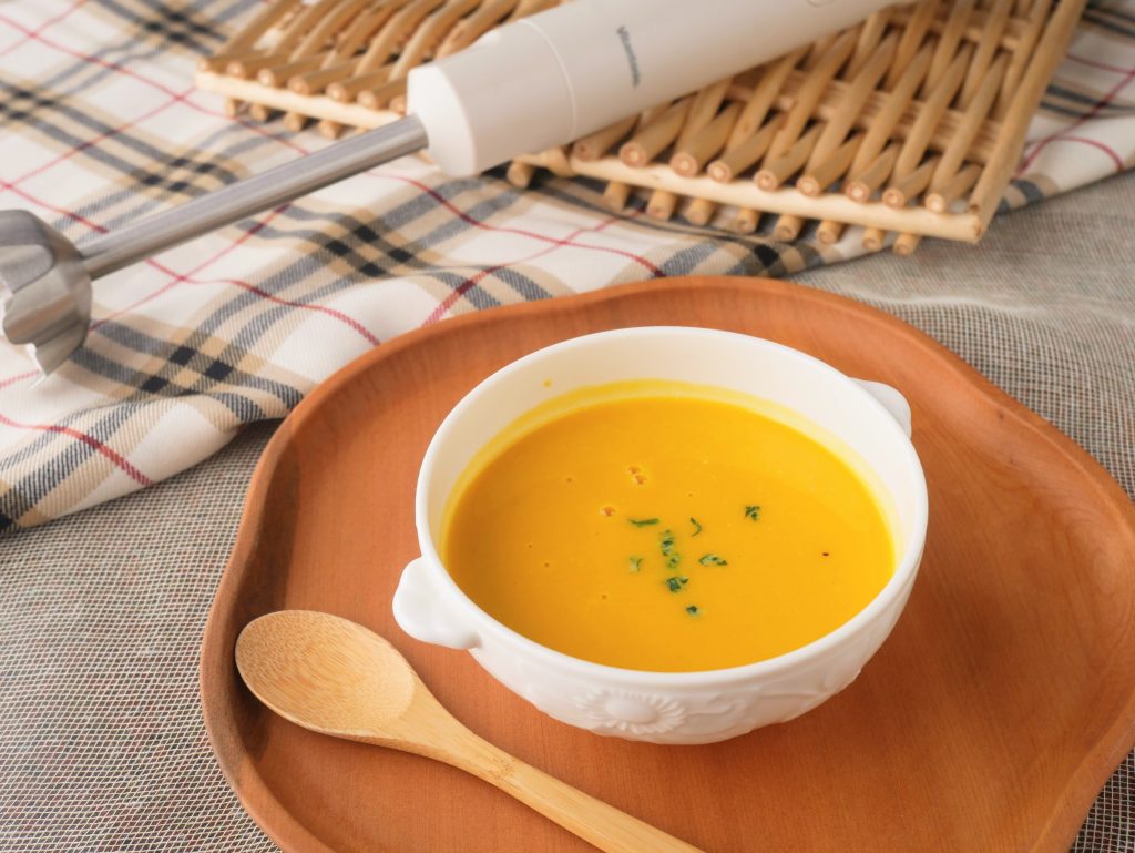 器に盛られたかぼちゃポタージュと、ビタントニオのハンドブレンダー