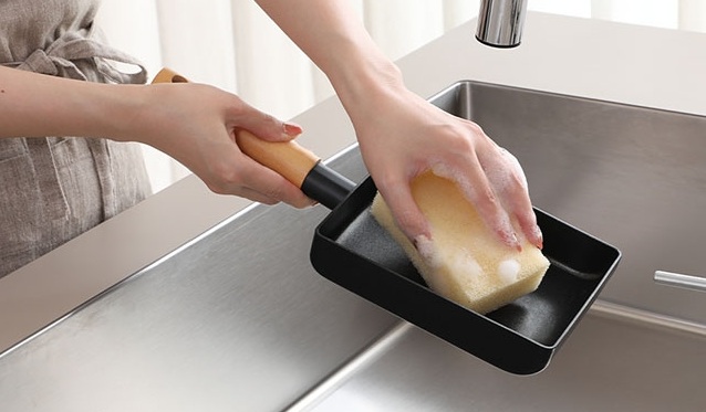 エッグパンを洗う様子