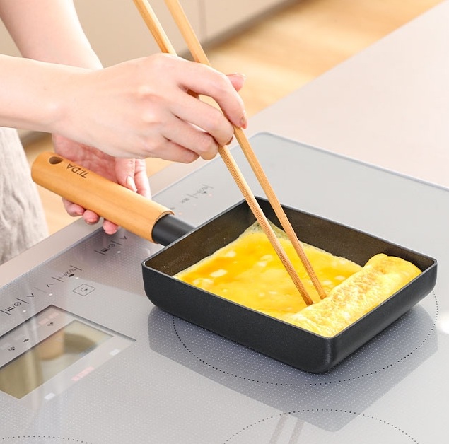 エッグパンで玉子焼きを焼く様子