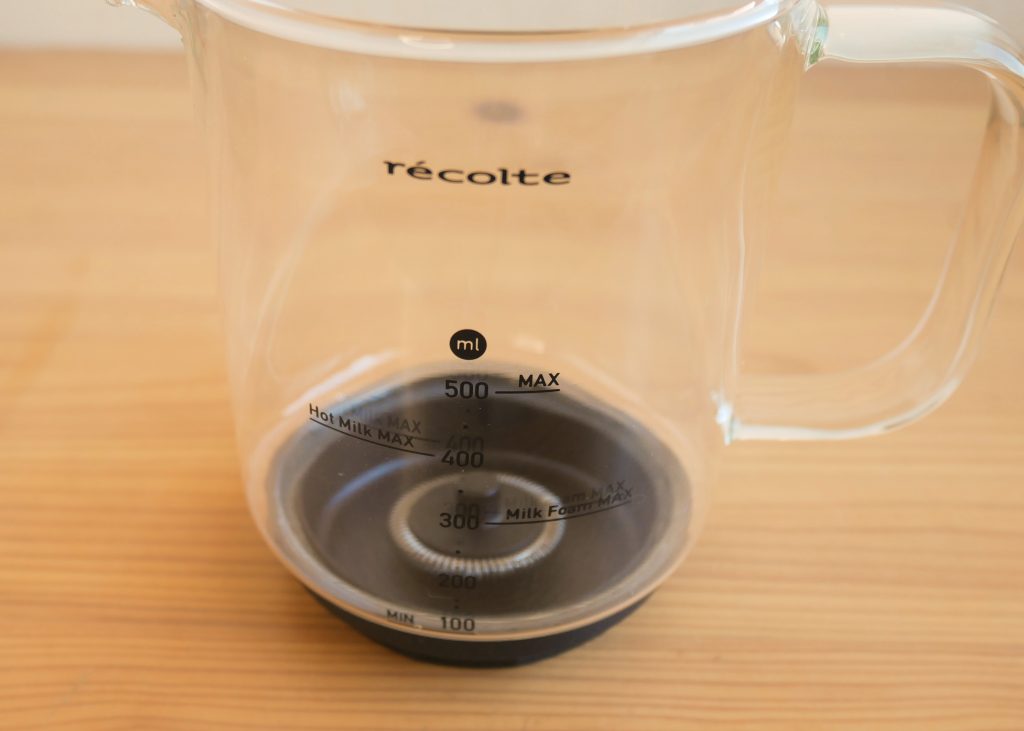 カップにフローサーを取り付ける様子