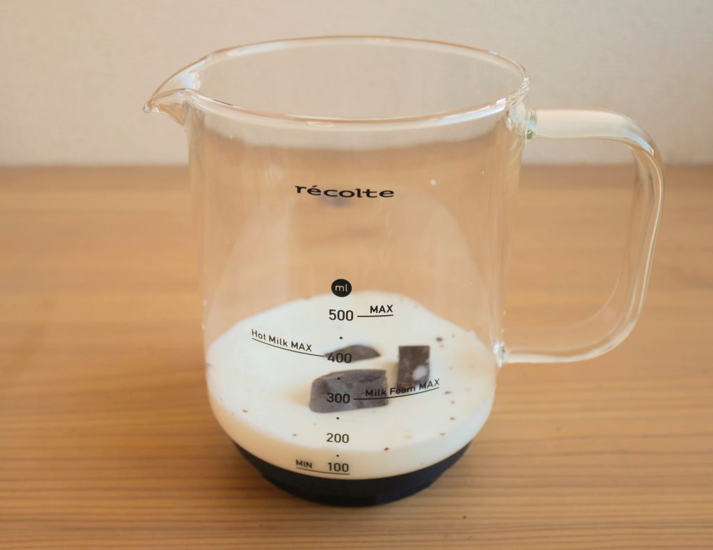 牛乳とチョコレートが入ったカップ