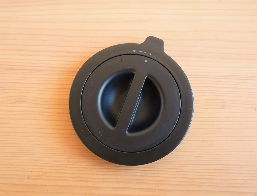 フタにカバーをセットする様子