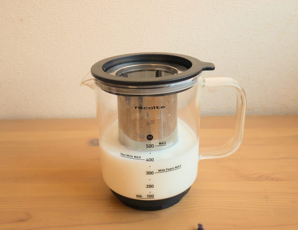 ホットチョコ＆ミルクフォーマーのカップにストレーナーをセットする様子