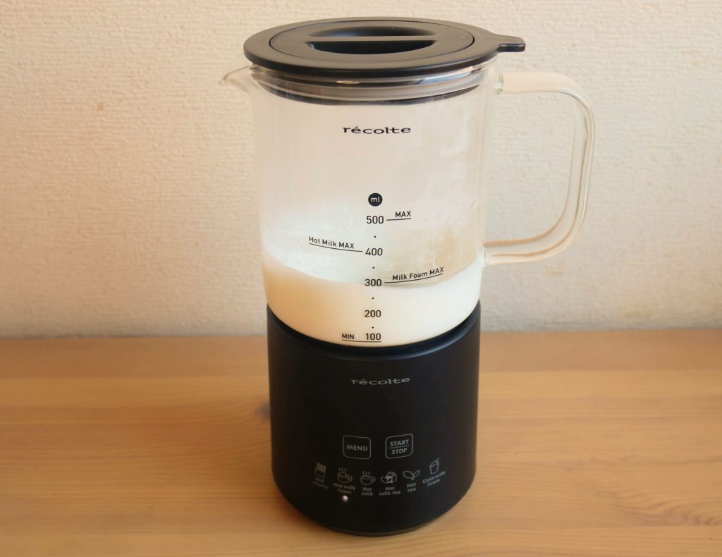 ホットチョコ＆ミルクフォーマーでミルクフォームを作る様子