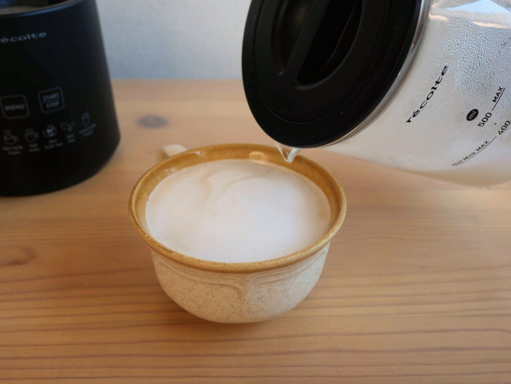 カップにミルクフォームを入れる様子