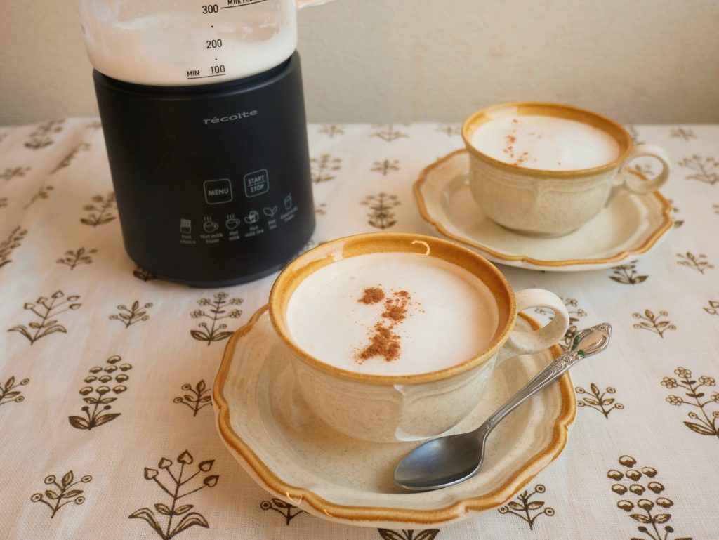 チャイラテが入ったティーカップと、レコルトのホットチョコ＆ミルクフォーマー
