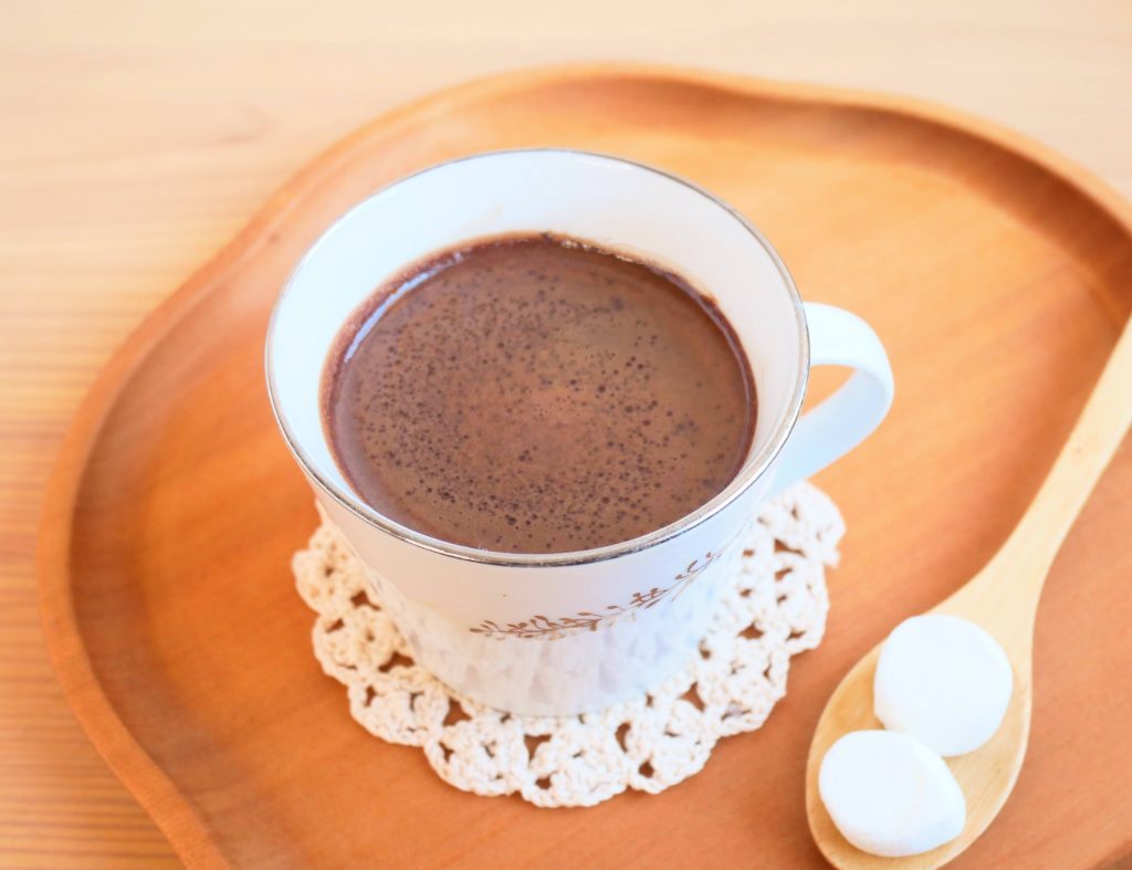 カップに注いだホットチョコ