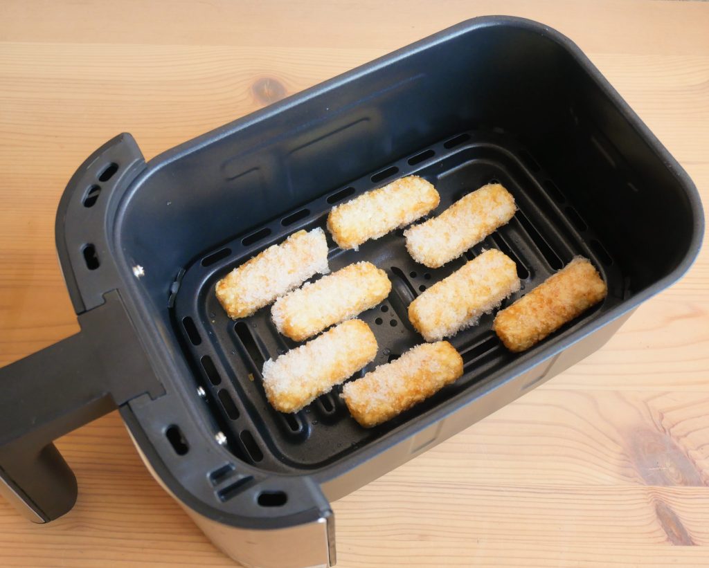 バスケットにスティックポテトを入れる様子