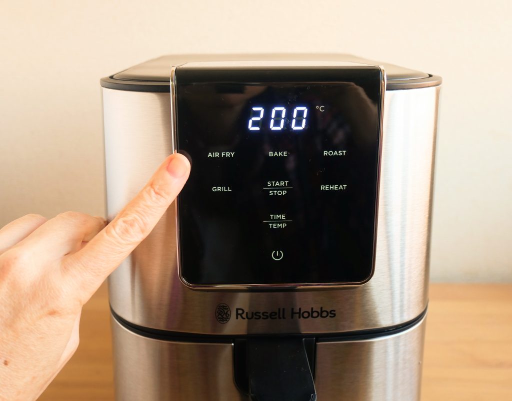 ラッセルホブスのエアフライオーブンのAIR FRYボタンを押す様子