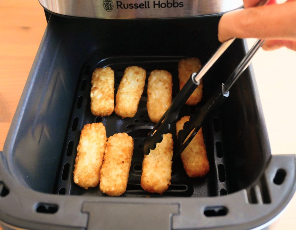 スティックポテトを裏返す様子