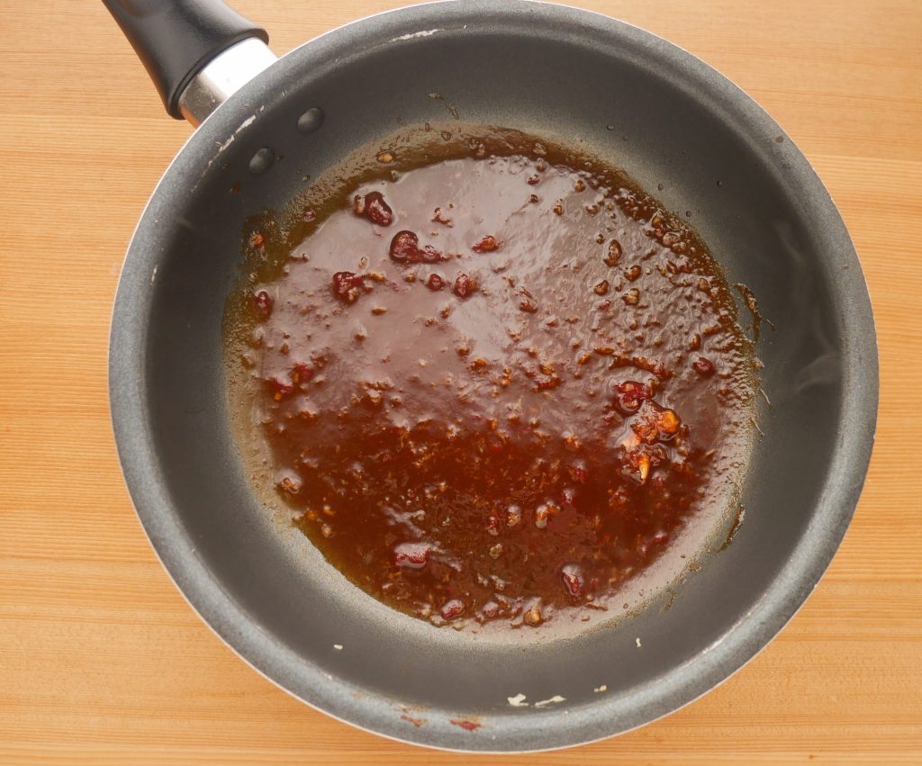フライパンに入ったヤンニョムチキンのソース