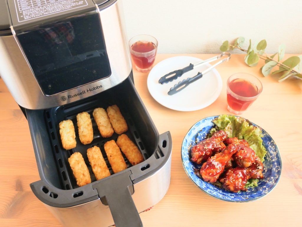 ラッセルホブスのエアフライオーブンに入ったスティックポテトと、ヤンニョムチキン