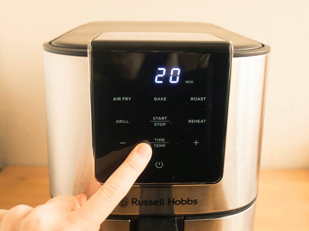 タッチパネルで時間を調節する様子