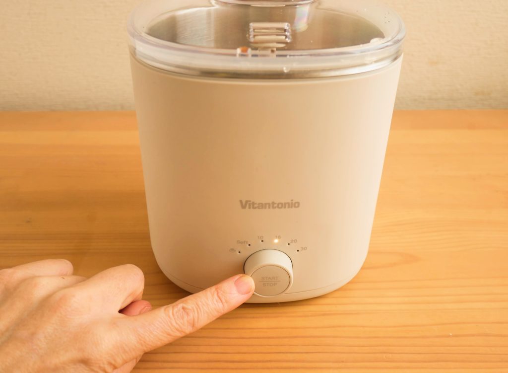 フードスチーマープラスのダイヤルを回す様子