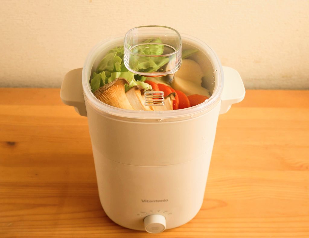 フードスチーマープラスで2段調理をする様子