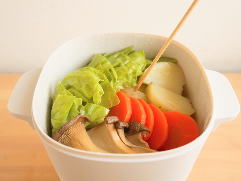 蒸した食材に竹串を刺す様子