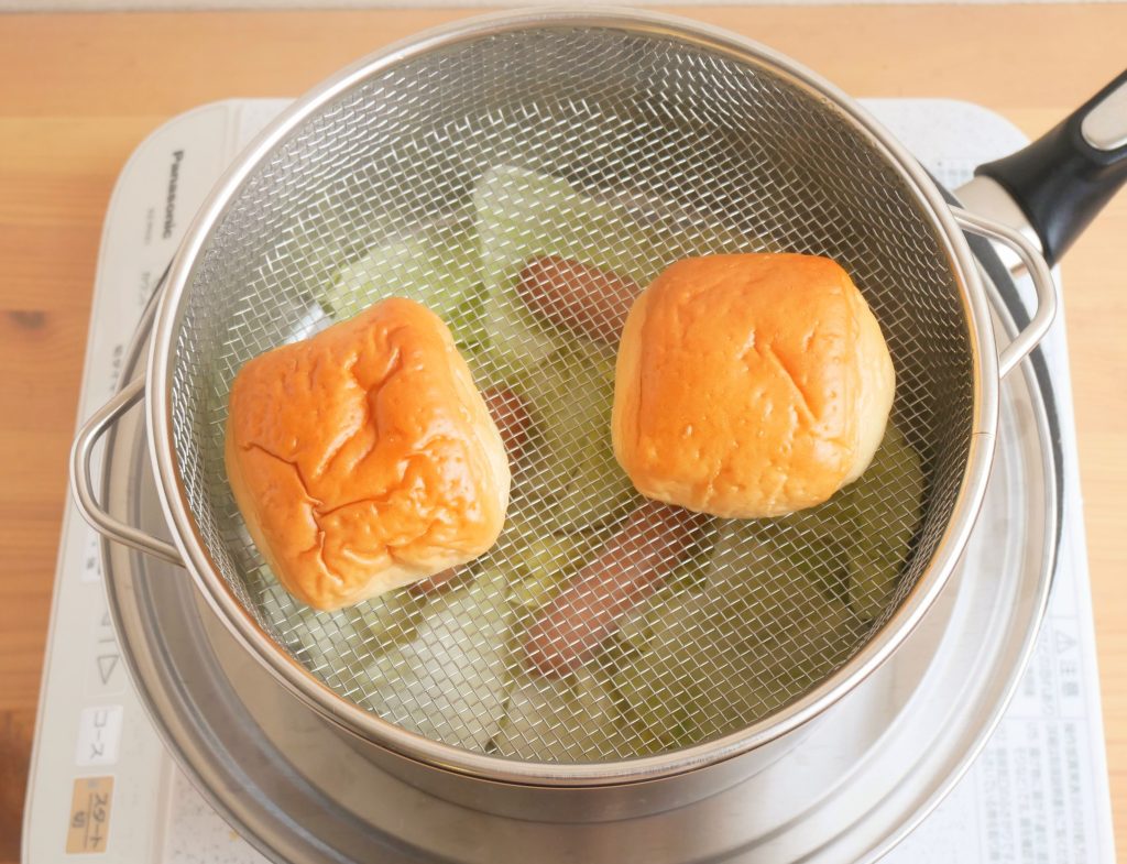 ステンレスで食材を蒸し、ふたを開ける様子