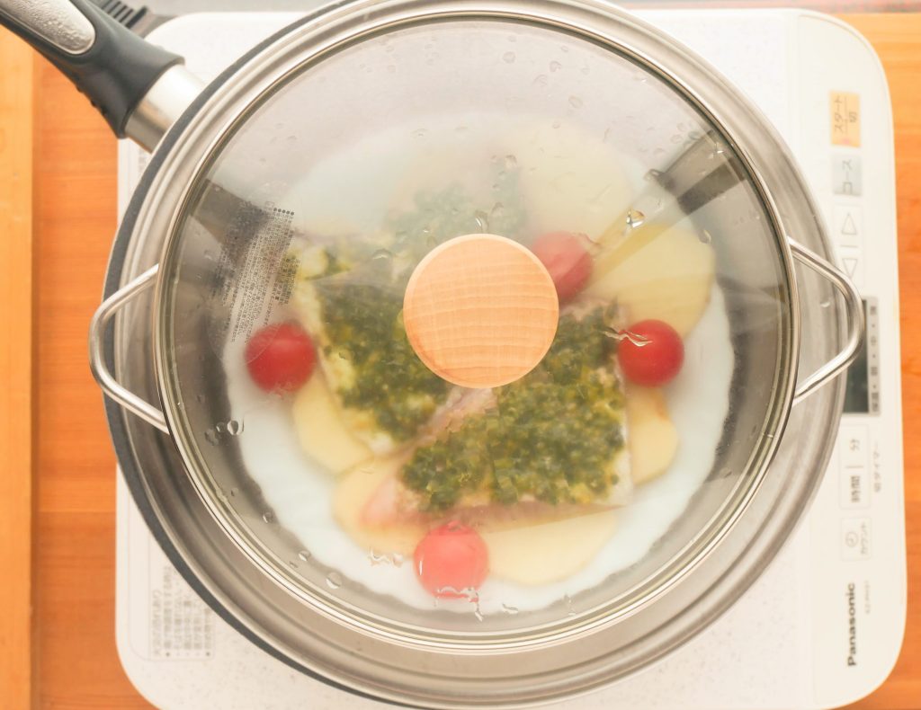 ステンレスせいろで蒸す様子