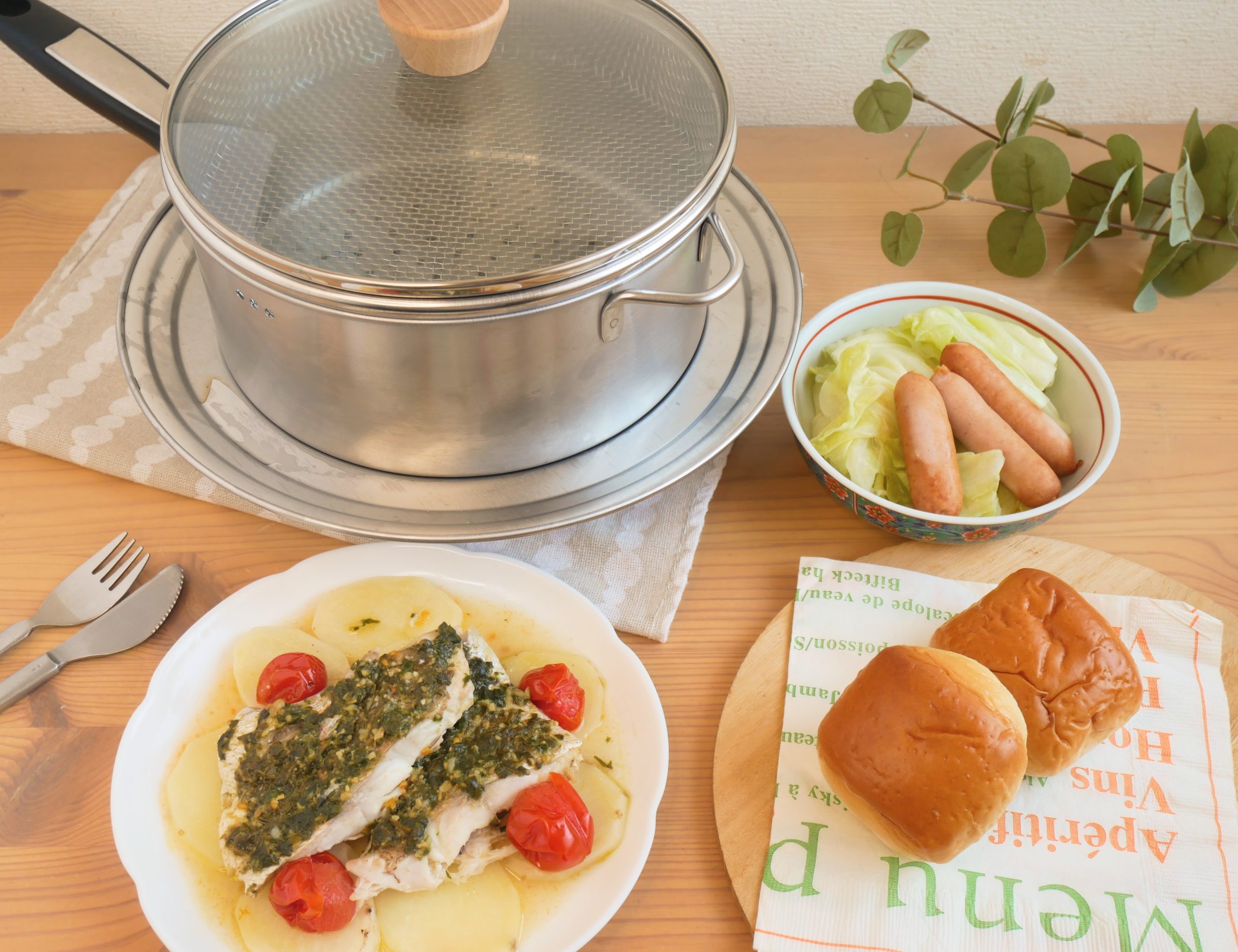 すっきり暮らす ステンレスせいろ 深型/仕切ありと肴のジェノベーゼ蒸し、パン、蒸しキャベツとウインナーソーセージ