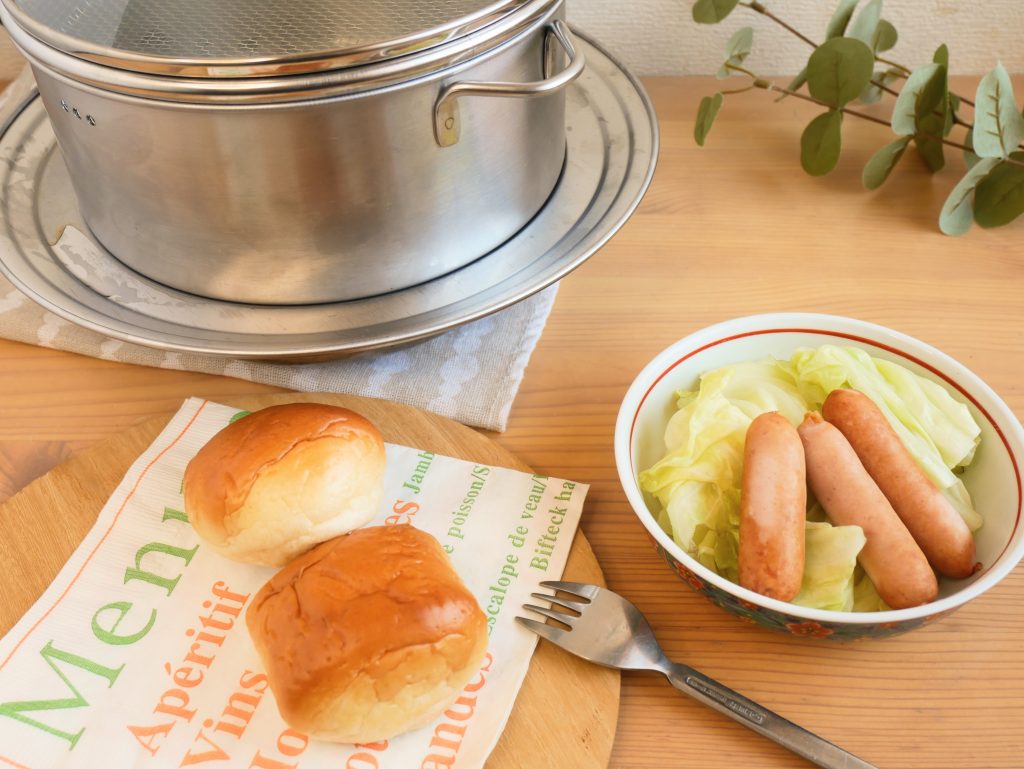 ステンレスせいろで蒸したパンとキャベツ、ウインナーソーセージ