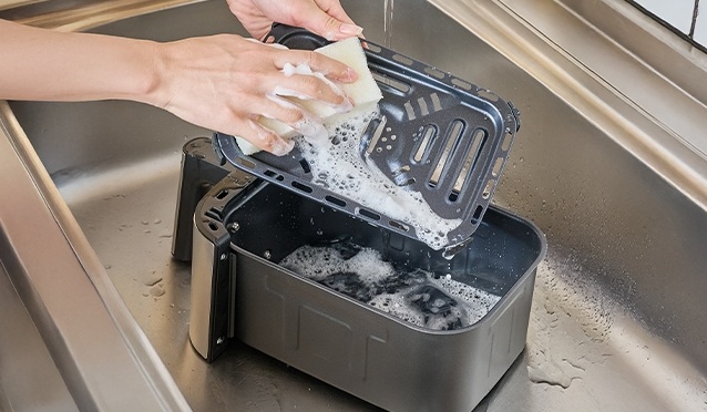 プレートとバスケットを洗う様子