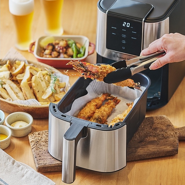 エアフライオーブンからエビフライを取り出す様子