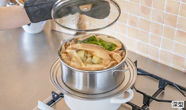 ステンレスせいろで調理する様子