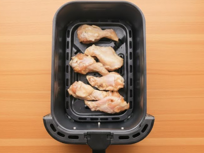 バスケットに鶏手羽元を並べる様子