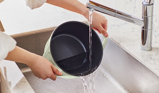 ティファール キャストラインエアココット 20㎝を洗う様子